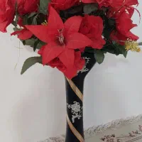 حراج گلدان و گل مصنوعی ،گل قرمز ،گلدان آبی و سفید