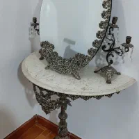 آیینه و شمعدان همراه میز
