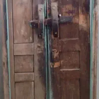 درب و صندوقچه قدیمی