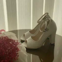 کفش پاشنه بلند شیری