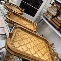 کلی وسایل چوبی شیک در کلبه چوبی