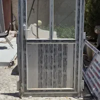 درب الومینیومی در حد نو با شیشه و قفل وکلید