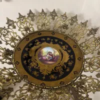 کنار سالنی ایستاده برنز (میوه خوری)