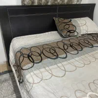 سرویس خواب دو نفره به همراه یک میز نهار خوری