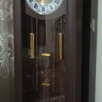 ویترین چوبی و ساعت چوبی ایستاده