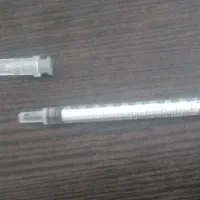 سرنگ و اب مقطر کوچک