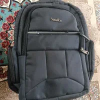 کیف دانشجویی و لپتاپ