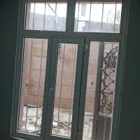 پنجره آلومینیوم سالم و تمیز