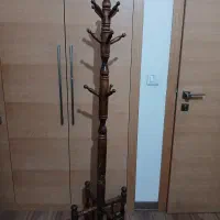 چوب لباسی چوبی قدیمی ایستاده