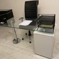 میز شیشه ای با صندلی چرخدار