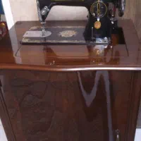 میز پدالی قدیمی و چرخ خیاطی عتیقه سینگر