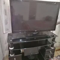 تلویزیون شکسته و میز تلویزیون