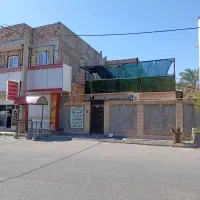 به یک نفر منقل دار در  کبابی