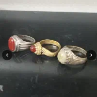 سه انگشتر باهم یک و صد