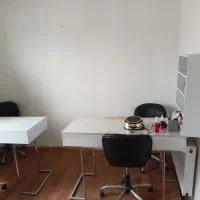 اجاره میز ناخن .اجاره صندلی به میکاپ کار مژه کار .