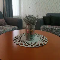 گل و گلدان به همراه رومیزی