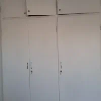 در کمد دیواری چوبی
