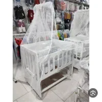 تخت کنار مادر