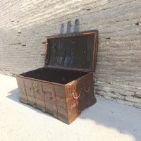 صندوق روسی قدیمی بسیار محکم