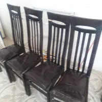 صندلی چوبی نیازمند تعمیر