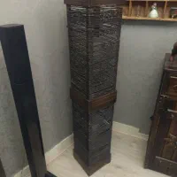 آباژور چراغ خواب ایستاده کنار سالنی چوبی