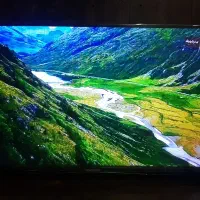 یک دستگاه تلویزیون ال ای دی دیجیتال سرخود ۳۲ اینچ