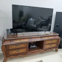 تلویزیون ۵۰  با میز در حد نو