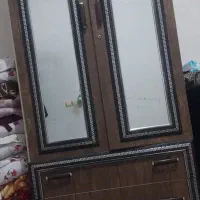 کمد لباس سالم فقط یکی از کشاب هاش ریلش شکسته