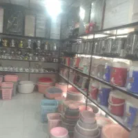 فروشنده خانوم برای پلاستیک فروشی