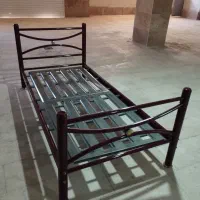 میز و صندلی شش نفره فلزی و تخت فلزی