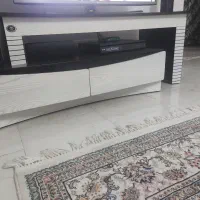 میز تلویزیون شیک و بسیار تمیز در حد نو
