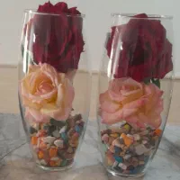 دوعدد گل با گلدان