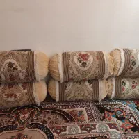 بالشتترکی گرد 6عدد و شش تا دیگ پشتی هست همین رنگ