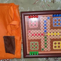 تخته منچ و مار و پله چوبی