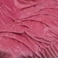 والن پرده کنار مخمل رنگ صورتی کمرنگ