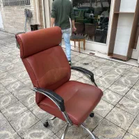 ۲عددصندلی مدیریتی و منشی هر دو ۴ میلیون