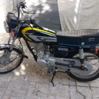 یک موتورسیکلت هندا۱۲۵ ۵دنده استارتی درخدصفر