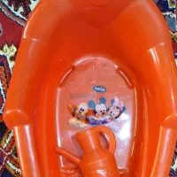 وان کودک و آفتابه به رنگ قرمز