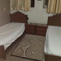 دوعدد تخت یکنفره  و دوعدد پاتختی