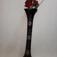 گلدان شیشه ای با گل