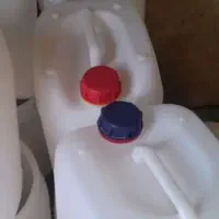 تعدادی دبه  ۱۰ لیتری