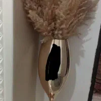 گلدان کنار سالنی شیک وتمیز