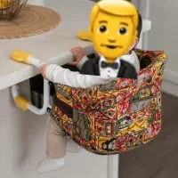 صندلی کودک کنار  میز