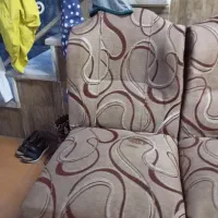 مبل راحتی و میز شیشه ای