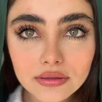 لنز سبز عسلی طبیعی دور محو