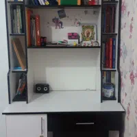 میر تحریر و کتابخانه و میز کامپیوتر