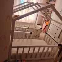 تخت خوابِ کلبه ای در حد نو با تشک خوش خواب ۲ عدد