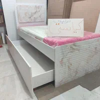 تخت یک نفره . سرویس خواب.میز تحریر.تخت کیاستی