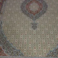 یک تخته فرش یا قالی ۶ متری دست‌بافت ابریشم دار