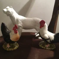 پلنگ سفید ، همراه با مجسمه خروس و مرغ